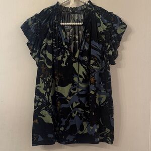 Grade and gather size medium Black Floral-Print V-Neck Short Sleeve Blouse